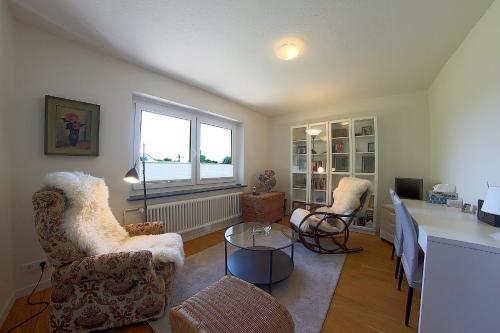 a living room with two chairs and a table at NS 6 Möwenkoje Wremen in Wremen