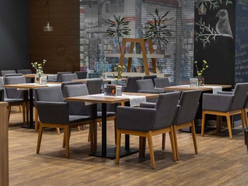 a row of tables and chairs in a restaurant at ibis Styles Bialystok in Białystok