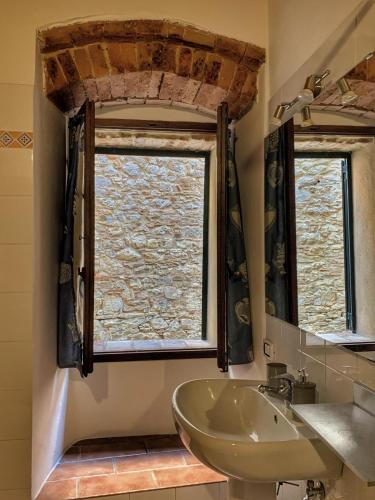 a bathroom with a sink and a window at Apartamento vicolo delle Rose in Castelnuovo Berardenga