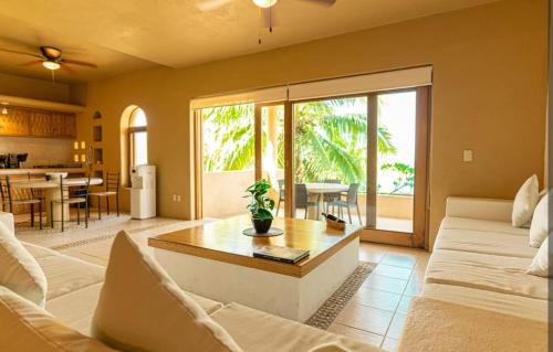 a living room with a couch and a table at Tranquilidad Total Frente al Mar I 3 Hab y Alberca in Barra de Potosi