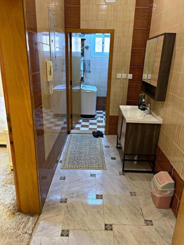 a bathroom with a shower and a sink at شقة مدخل خاص بمدخلين in Tanomah