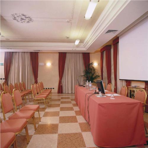 Бизнес-центр и/или конференц-зал в Hotel La Cantina