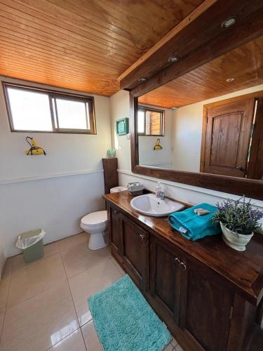 a bathroom with a sink and a toilet at Hostal Maitencillo Norte in Maitencillo