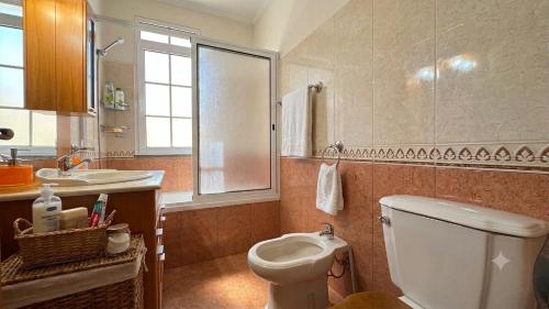 a bathroom with a toilet and a sink at Vila Boehémia in Canhas
