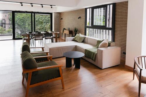 a living room with a couch and a table at Altitud Medellín Viem Living in Medellín