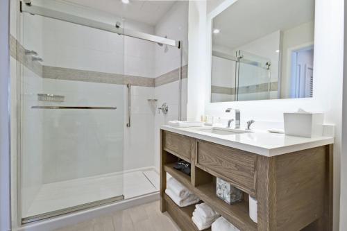 a bathroom with a sink and a shower at Margaritaville Vacation Club - Rio Mar in Rio Grande