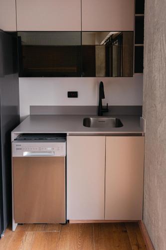 a kitchen with a sink and a dishwasher at Altitud Medellín Viem Living in Medellín