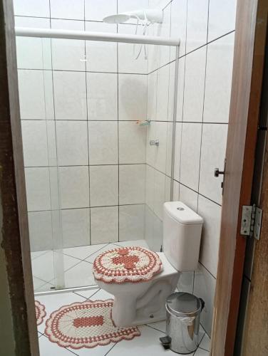 a bathroom with a toilet and a shower at Casa do Mandacaru in Bom Jesus da Lapa