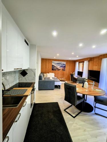 Panorama View, Balcony, 6min Walk to Lift, Modern