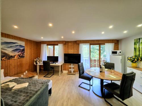 Panorama View, Balcony, 6min Walk to Lift, Modern