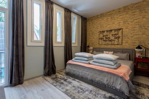 a bedroom with a bed with pillows on it at Piccoleto Bianco in Badacsonytomaj