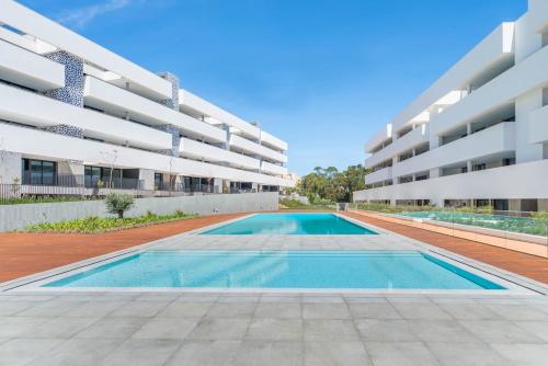 Lagos Serenity - Spacious Poolside Oasis