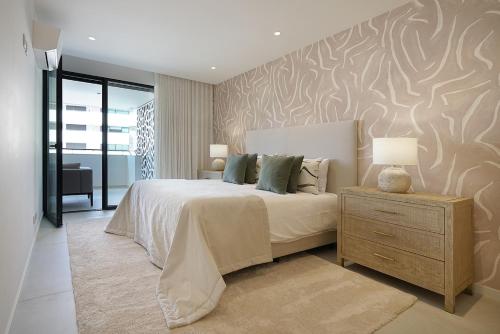 Lagos Serenity - Spacious Poolside Oasis