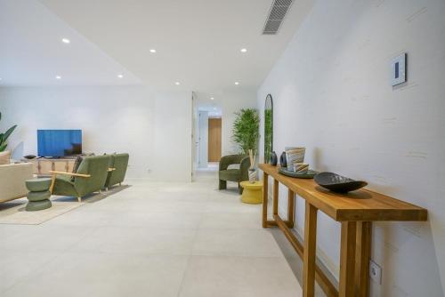 Lagos Serenity - Spacious Poolside Oasis