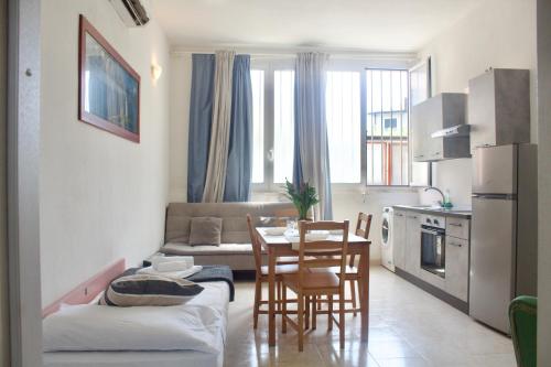 Two-Bedroom Apartment 500 meters to Bisceglie M1