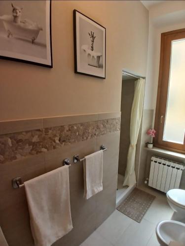 a bathroom with a sink and a toilet and towels at Chimera 37's in Avezzano