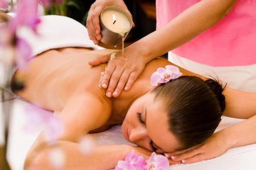 a woman getting a massage at a spa at Hotel Galicja SPA Wieliczka in Wieliczka