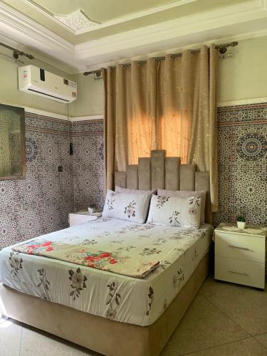 a bedroom with a large bed in a room at Appartement in Benguerir