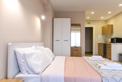 Golden Sun mini suites - 8 minutes from Athens Airport