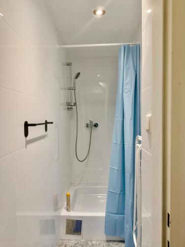 Central Spacious Apartment with Free Parking