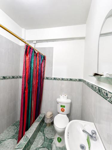 a bathroom with a toilet and a sink at Residencial Turístico Rio Guayas in Guayaquil