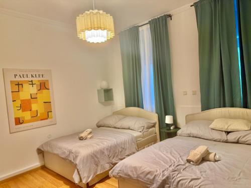 Central Spacious Apartment with Free Parking