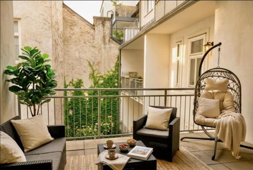 Central Spacious Apartment with Balcony & Free Parking