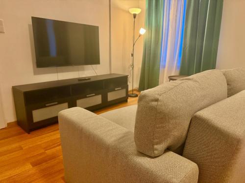 Central Spacious Apartment with Free Parking