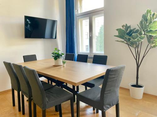 Central Spacious Apartment with Balcony & Free Parking