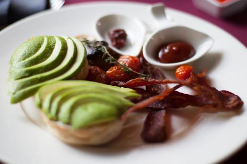 een bord met eten, een sandwich en augurken bij Sireeampan Boutique Resort and Spa in Chiang Mai