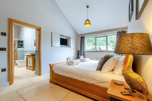 a bedroom with a bed and a table with a lamp at 2 Bed in Leyburn oc-g0099 in Constable Burton