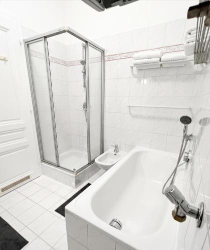 Central 3-Bedroom Apartment with Free Parking