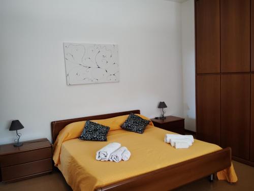 a bedroom with a bed with towels on it at Room Bed Garden in Berra