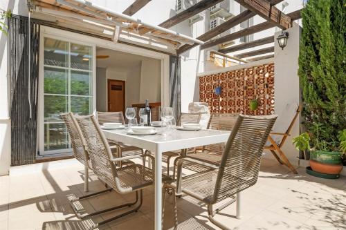 Beautiful Townhouse With Pool & Two Terraces