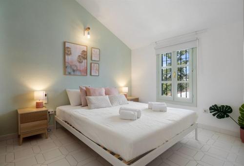 Beautiful Townhouse With Pool & Two Terraces
