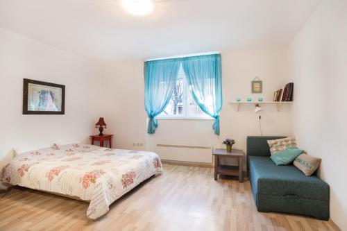 1 dormitorio con 1 cama, 1 silla y 1 ventana en Apartment Roza, en Zagreb