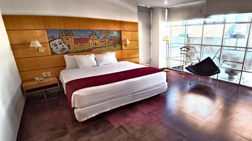 a bedroom with a large bed in a room at Hotel Pascana Plaza in Santa Cruz de la Sierra