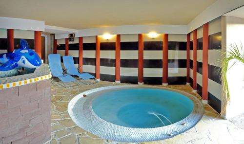 ein großer Pool in einem Zimmer mit einer Wand in der Unterkunft 7 Star Wishes in Liptovský Hrádok