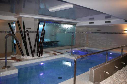 a large bathroom with a swimming pool and an aquarium at Hotel Playamar Spa in Laredo