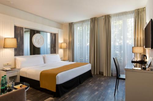 a hotel room with a bed and a desk at Hotel Paris Opéra, Affiliated by Meliá in Paris