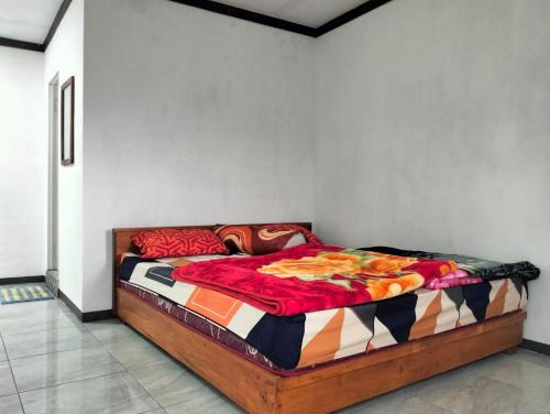 a bedroom with a bed in a room at Tengger Indah Seruni Bromo in Probolinggo