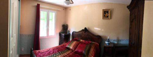 a bedroom with a bed and a window at Domaine Sagittaires in Le Cannet-des-Maures