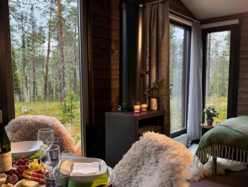 a room with a table with food and a window at Borealis Village XXL |Sauna|WiFi|Ylläs|Aurora in Äkäslompolo
