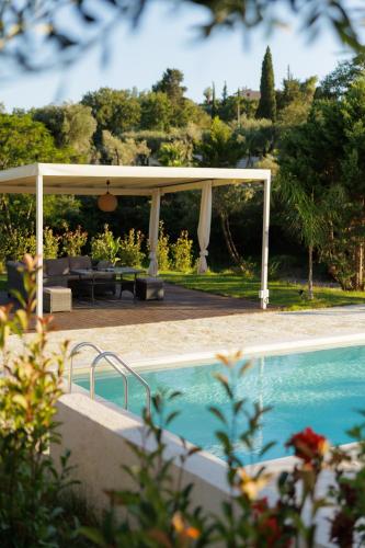 Sundial Houses - Pool & Garden