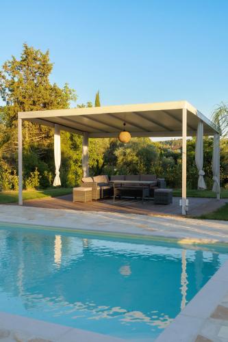 Sundial Houses - Pool & Garden
