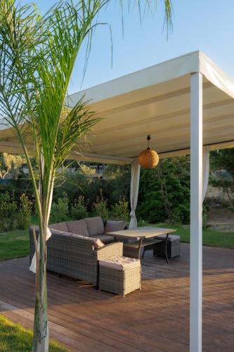 Sundial Houses - Pool & Garden