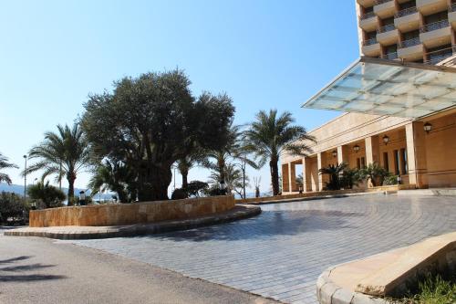 Bazén v ubytování Jiyeh Marina Resort Hotel & Chalets nebo v jeho okolí