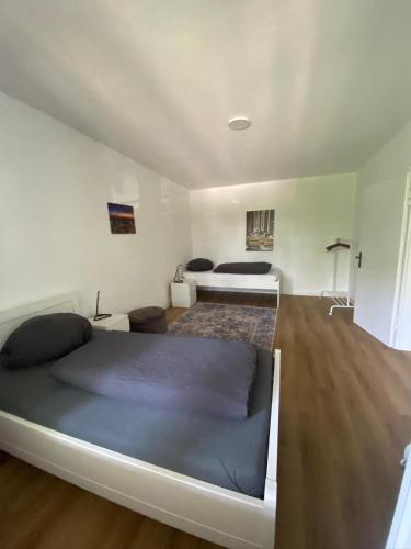 a bedroom with a large bed in a room at Wohnung nah der Weser Monteurenwohnung Ferienwohnung in Hoya