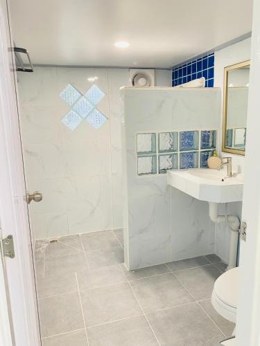 a bathroom with a shower and a sink and a toilet at Seattle Samaesarn Resort in Ban Samae San