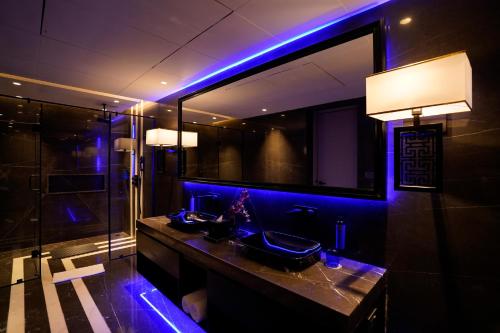 a bathroom with a sink and a mirror at King's Mansion in Candolim